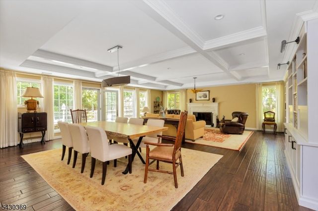 1 Hickory Ln, Roseland Boro, NJ 07068
