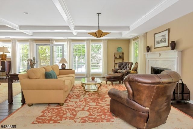 1 Hickory Ln, Roseland Boro, NJ 07068