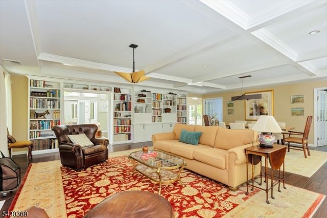 1 Hickory Ln, Roseland Boro, NJ 07068