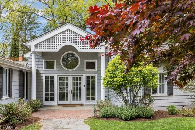 1 Hickory Ln, Roseland Boro, NJ 07068