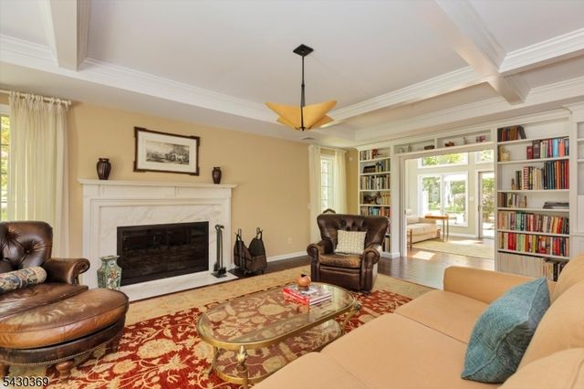 1 Hickory Ln, Roseland Boro, NJ 07068