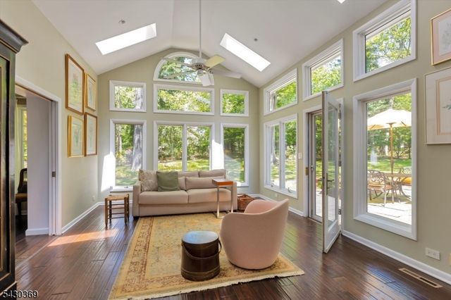 1 Hickory Ln, Roseland Boro, NJ 07068