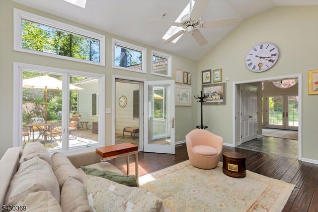 1 Hickory Ln, Roseland Boro, NJ 07068