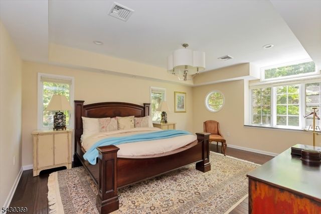 1 Hickory Ln, Roseland Boro, NJ 07068