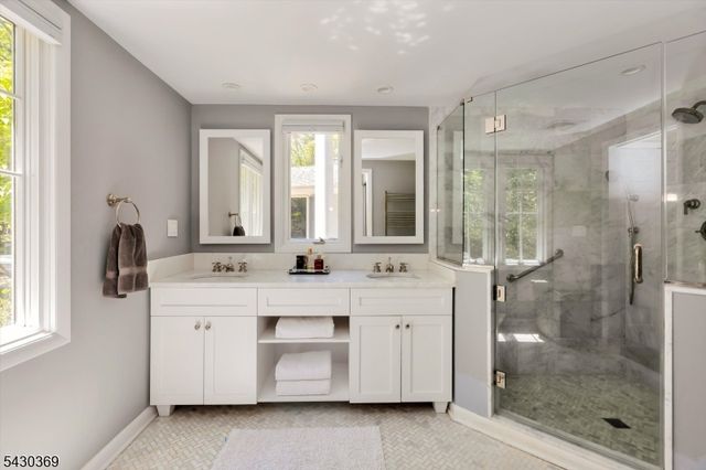 1 Hickory Ln, Roseland Boro, NJ 07068