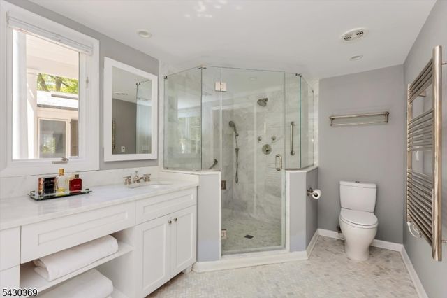1 Hickory Ln, Roseland Boro, NJ 07068