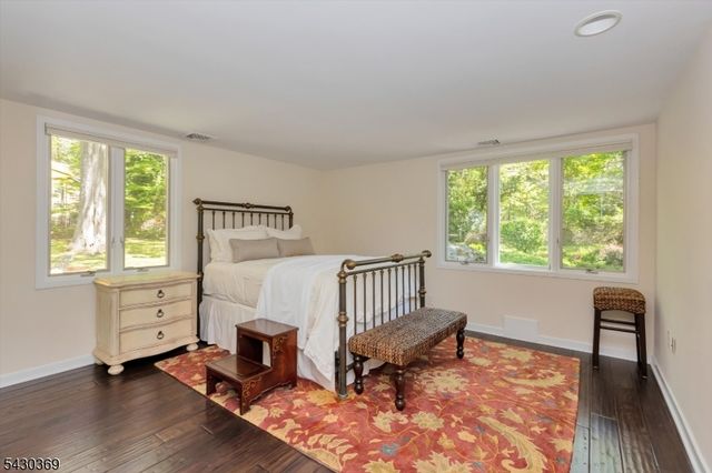 1 Hickory Ln, Roseland Boro, NJ 07068