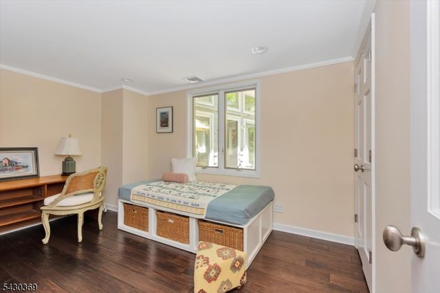 1 Hickory Ln, Roseland Boro, NJ 07068