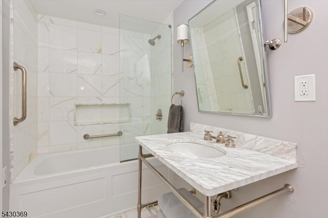 1 Hickory Ln, Roseland Boro, NJ 07068