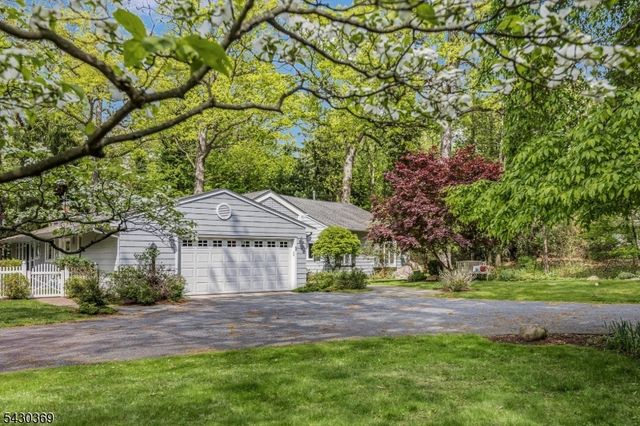1 Hickory Ln, Roseland Boro, NJ 07068
