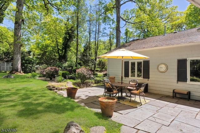 1 Hickory Ln, Roseland Boro, NJ 07068