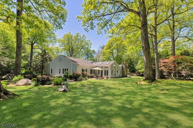 1 Hickory Ln, Roseland Boro, NJ 07068