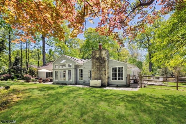 1 Hickory Ln, Roseland Boro, NJ 07068