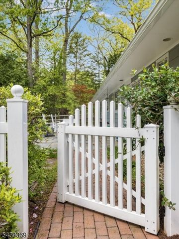 1 Hickory Ln, Roseland Boro, NJ 07068