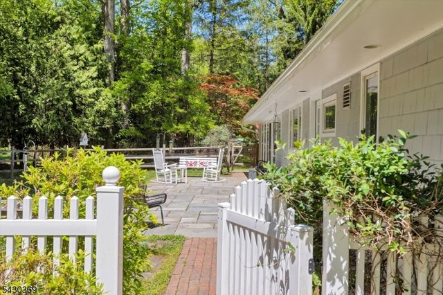 1 Hickory Ln, Roseland Boro, NJ 07068
