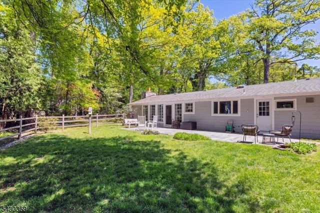 1 Hickory Ln, Roseland Boro, NJ 07068
