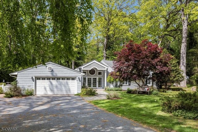1 Hickory Ln, Roseland Boro, NJ 07068