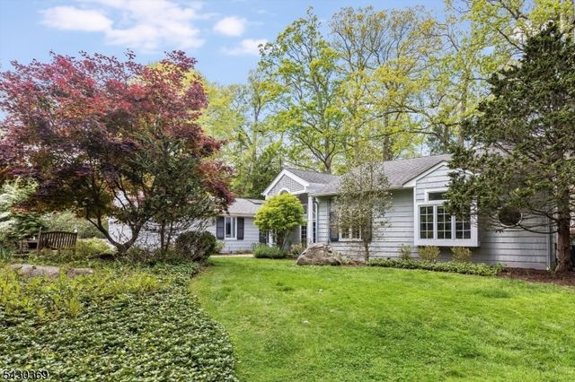 1 Hickory Ln, Roseland Boro, NJ 07068