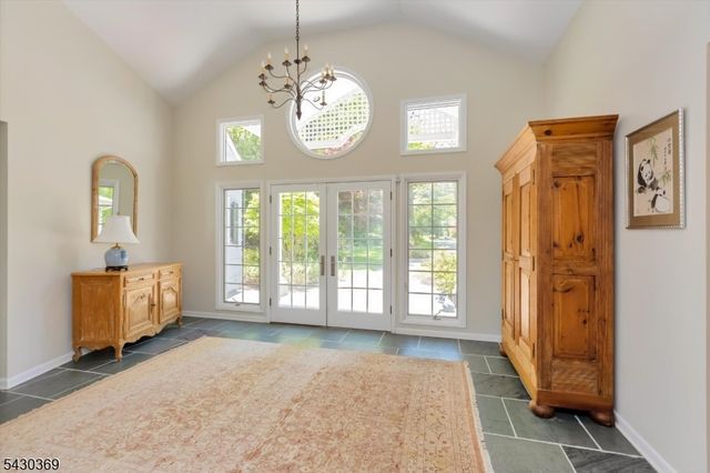 1 Hickory Ln, Roseland Boro, NJ 07068
