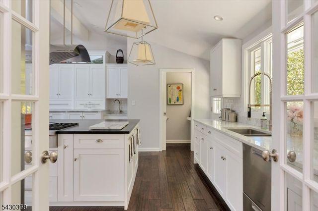 1 Hickory Ln, Roseland Boro, NJ 07068