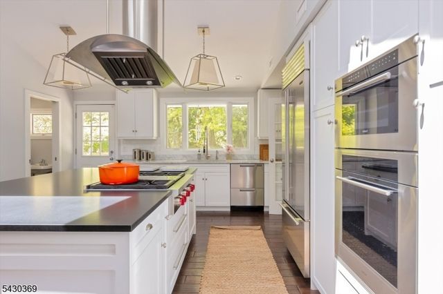 1 Hickory Ln, Roseland Boro, NJ 07068