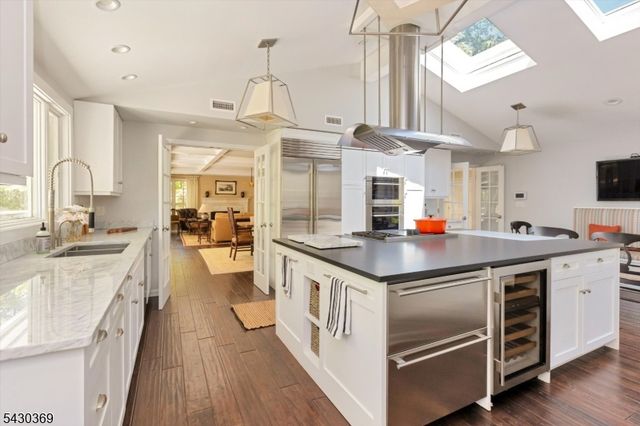 1 Hickory Ln, Roseland Boro, NJ 07068