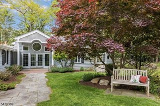 1 Hickory Ln, Roseland Boro, NJ 07068