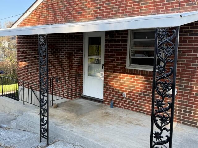 824 Coolbrook RD, Vinton, VA 24179