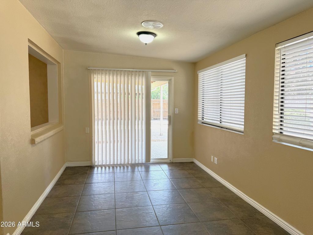 Image 5 of property listing at 624 W KEATS Avenue, Mesa, AZ 85210