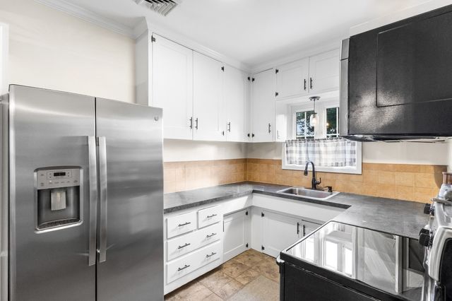 1021 Ray St, Fall River, MA 02720