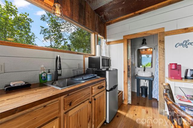 553 Paradise Mountain Road, Canton, NC 28716