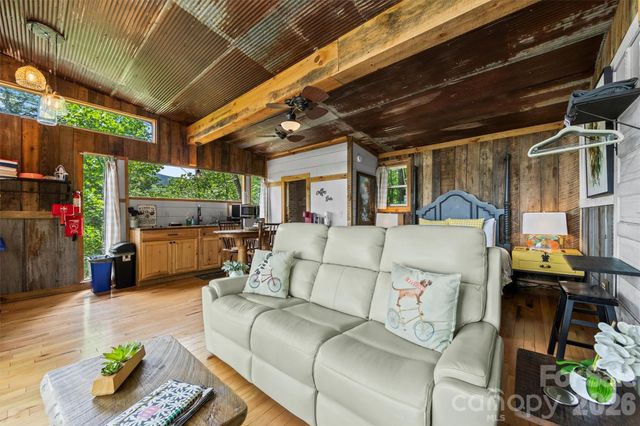553 Paradise Mountain Road, Canton, NC 28716
