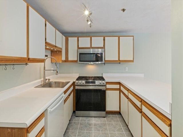 360 Littleton Rd F2, Chelmsford, MA 01824