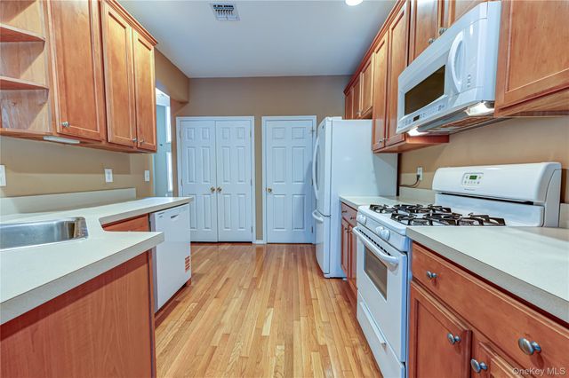 31 Cranberry Circle, Medford, NY 11763