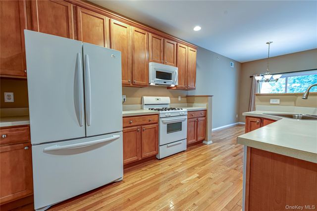 31 Cranberry Circle, Medford, NY 11763