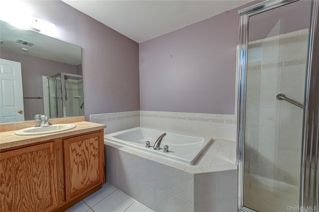 31 Cranberry Circle, Medford, NY 11763