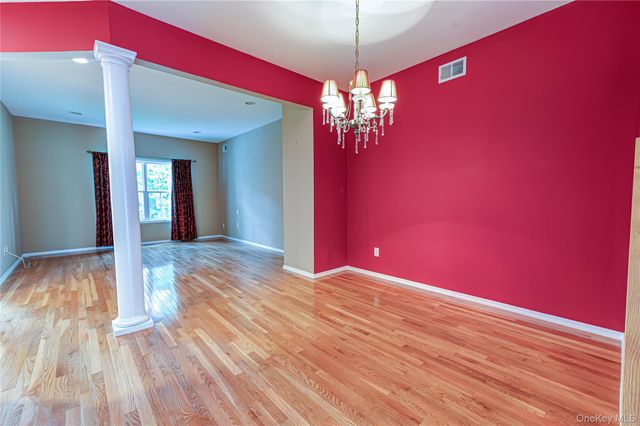 31 Cranberry Circle, Medford, NY 11763