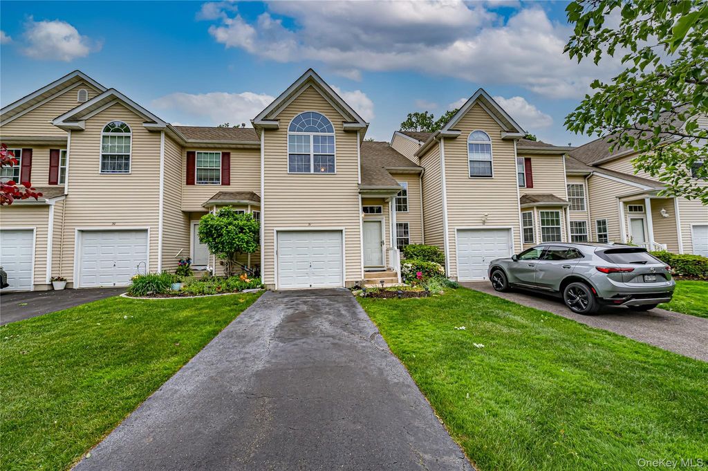 31 Cranberry Circle, Medford, NY 11763