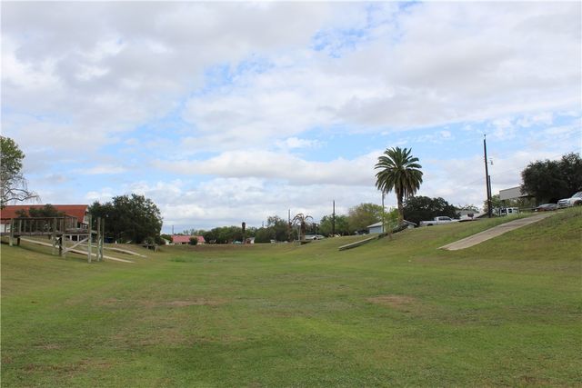 125 Lagarto Ferry, Mathis, TX 78368