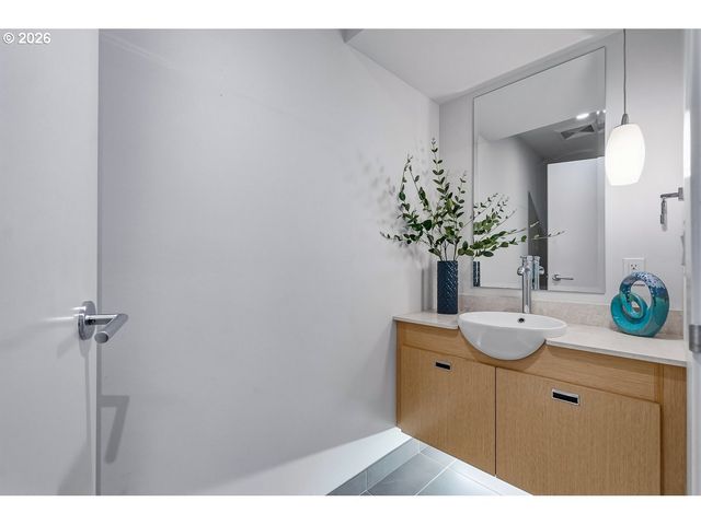 1310 Nw NAITO Pkwy 104A, Portland, OR 97209
