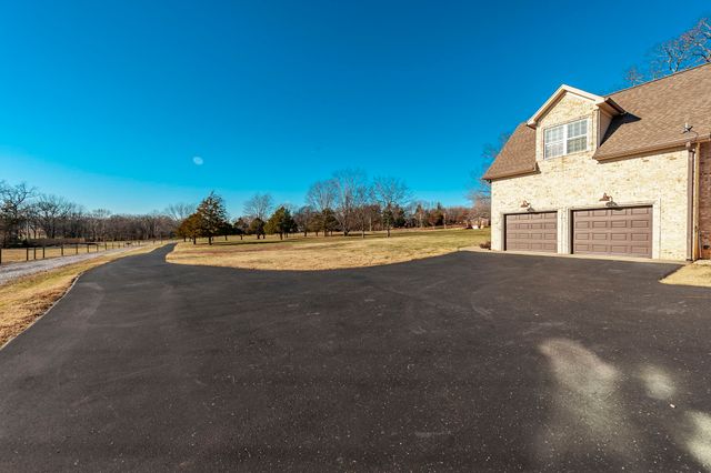 5563 Stacy Springs Rd, Springfield, TN 37172