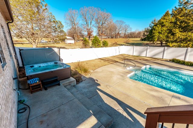 5563 Stacy Springs Rd, Springfield, TN 37172