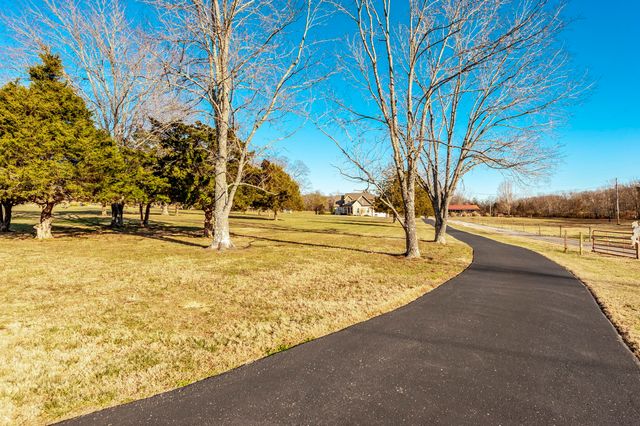 5563 Stacy Springs Rd, Springfield, TN 37172