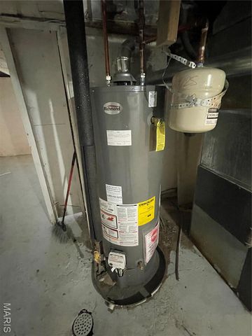 2708 Old Hanley Road, St Louis, MO 63114