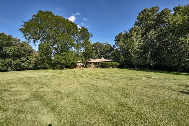 105 Lomond Drive, Inverness, IL 60067