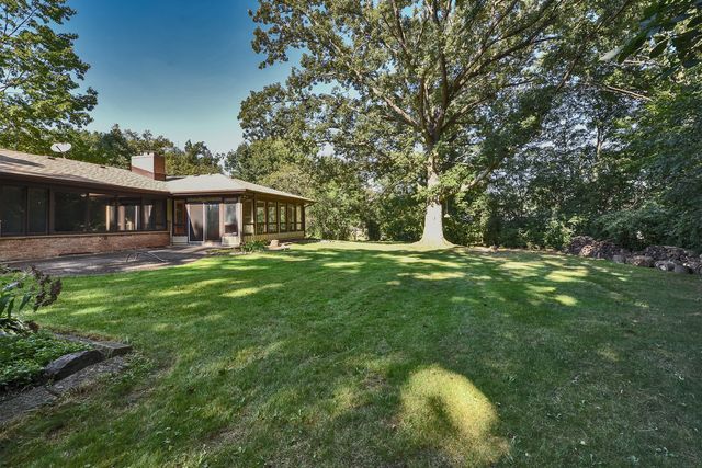 105 Lomond Drive, Inverness, IL 60067