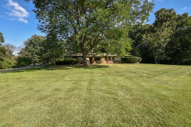 105 Lomond Drive, Inverness, IL 60067