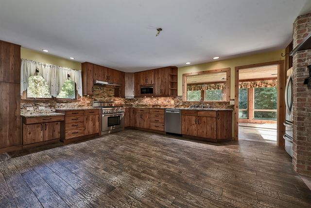 105 Lomond Drive, Inverness, IL 60067