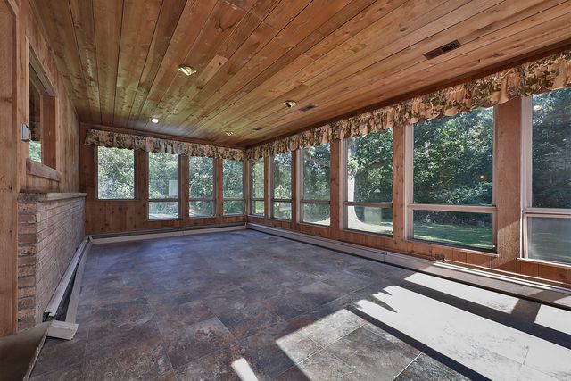 105 Lomond Drive, Inverness, IL 60067
