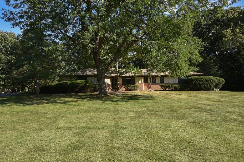 105 Lomond Drive, Inverness, IL 60067